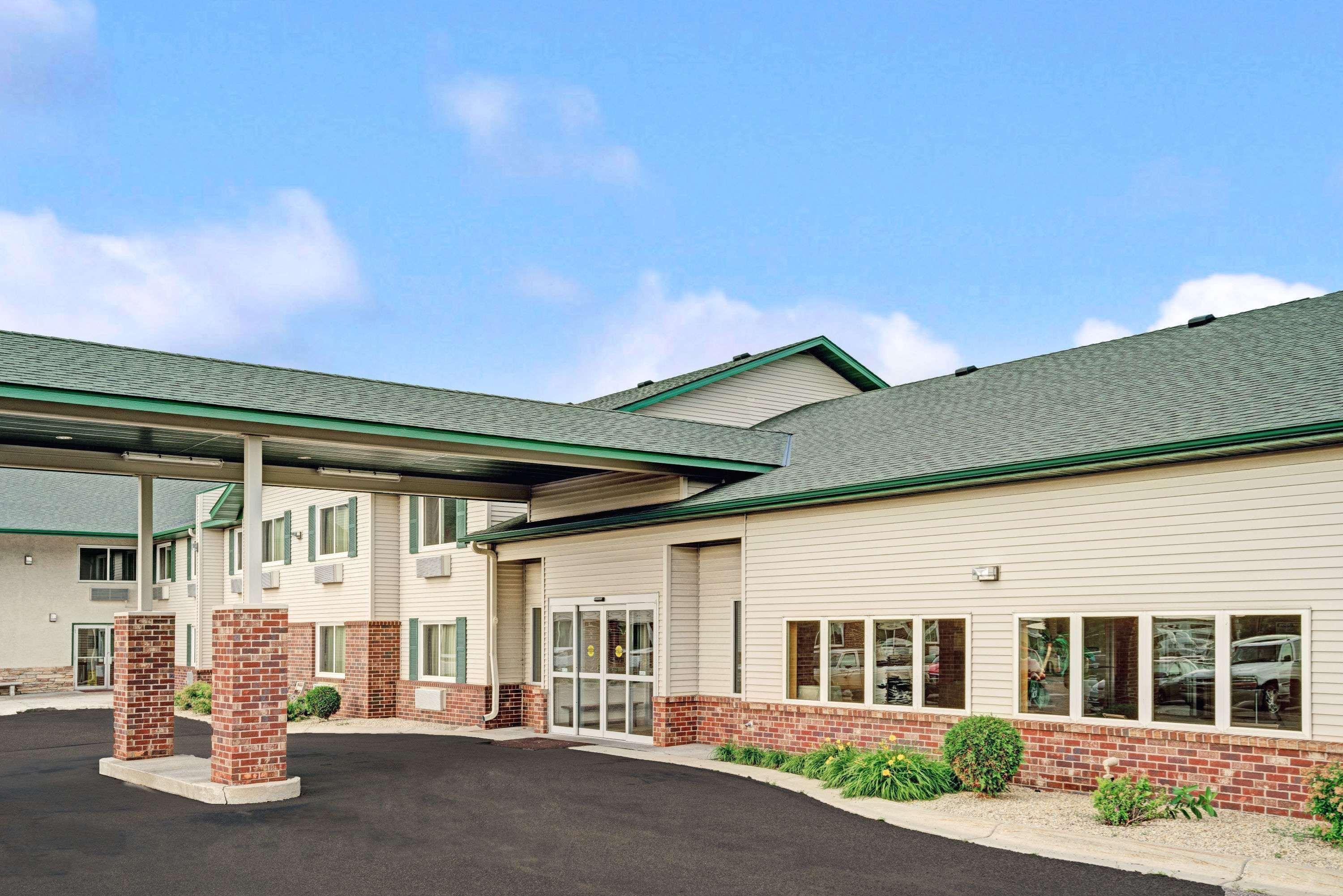 Super 8 By Wyndham Rogers Minnesota Exterior photo